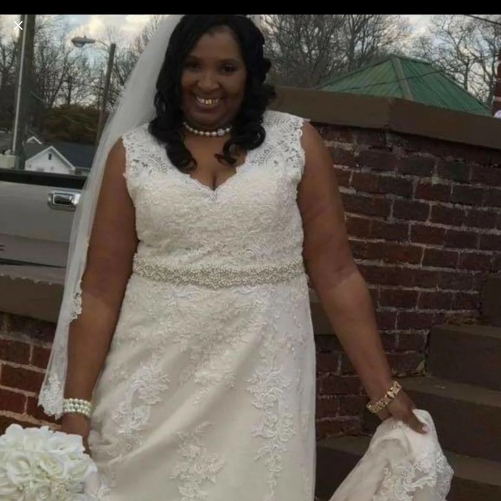 Wedding gown - Picture 4 of 4